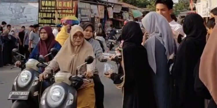 Klub Bola Voli Citra Vila Berbagi Takjil dengan Pengendara, Pererat Kebersamaan di Bulan Ramadhan